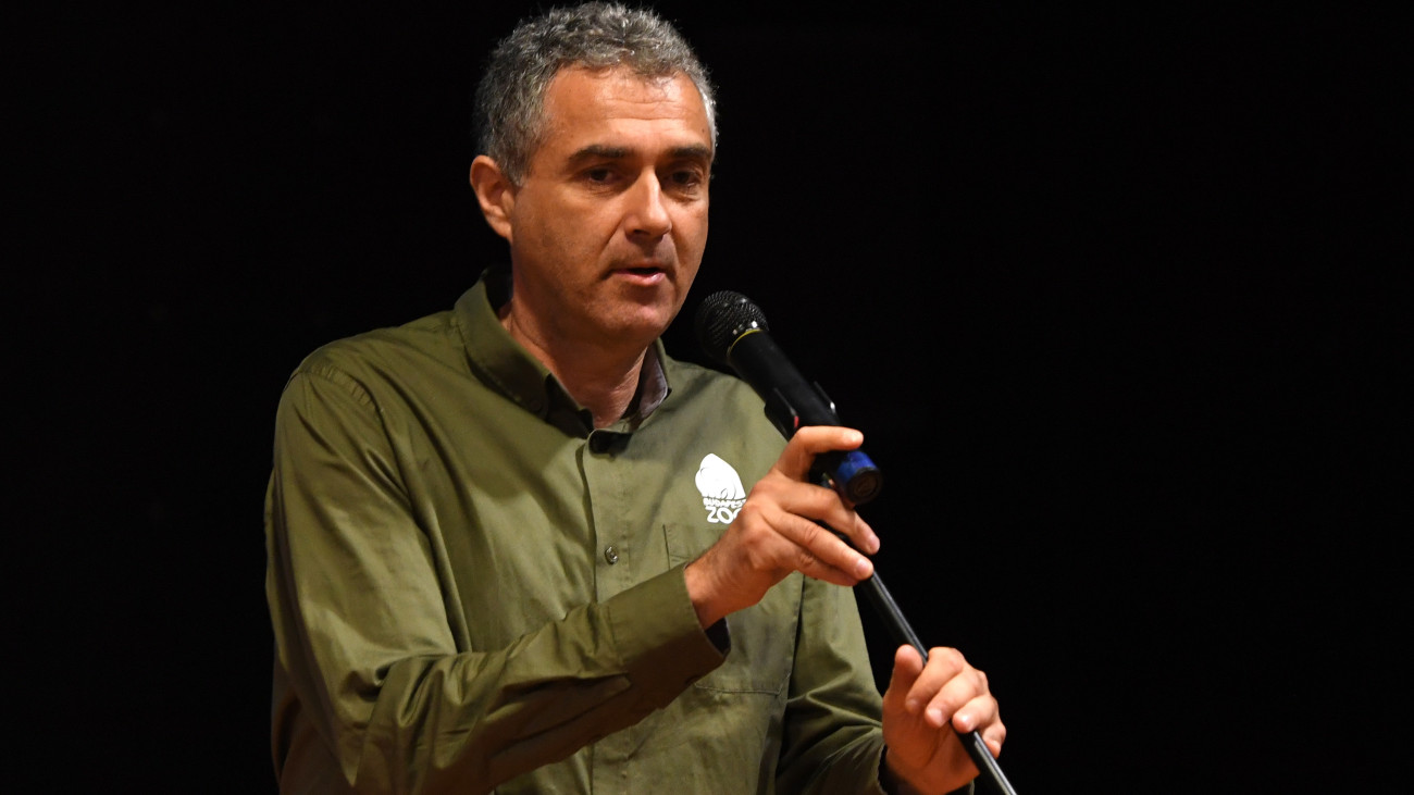 Sós Endre, a Fővárosi Állat- és Növénykert természetvédelmi és állategészségügyi igazgatója az állatkertben tartott sajtótájékoztatón 2025. május 21-én. Bejelentették, hogy a Hortobágyról telepítenek vissza Przewalski-vadlovakat Kazahsztánba, az Altin Dala rezervátumba június folyamán.