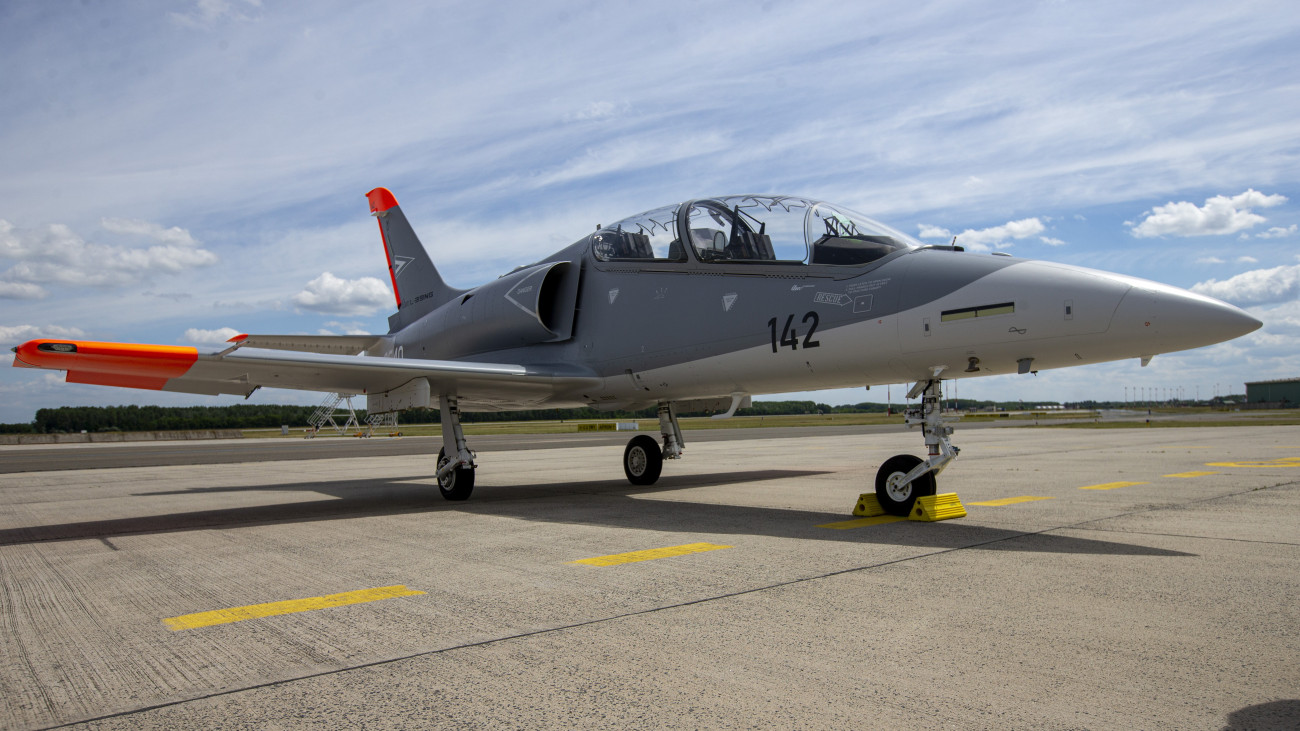 Az egyik L-39 Skyfox (korábbi jelöléssel L-39NG) harcászati kiképző-repülőgép az első ilyen típusú kiképző-repülőgépek fogadásán Kecskeméten, a Magyar Honvédség vitéz Szentgyörgyi Dezső 101. Repülődandár területén 2025. május 30-án.