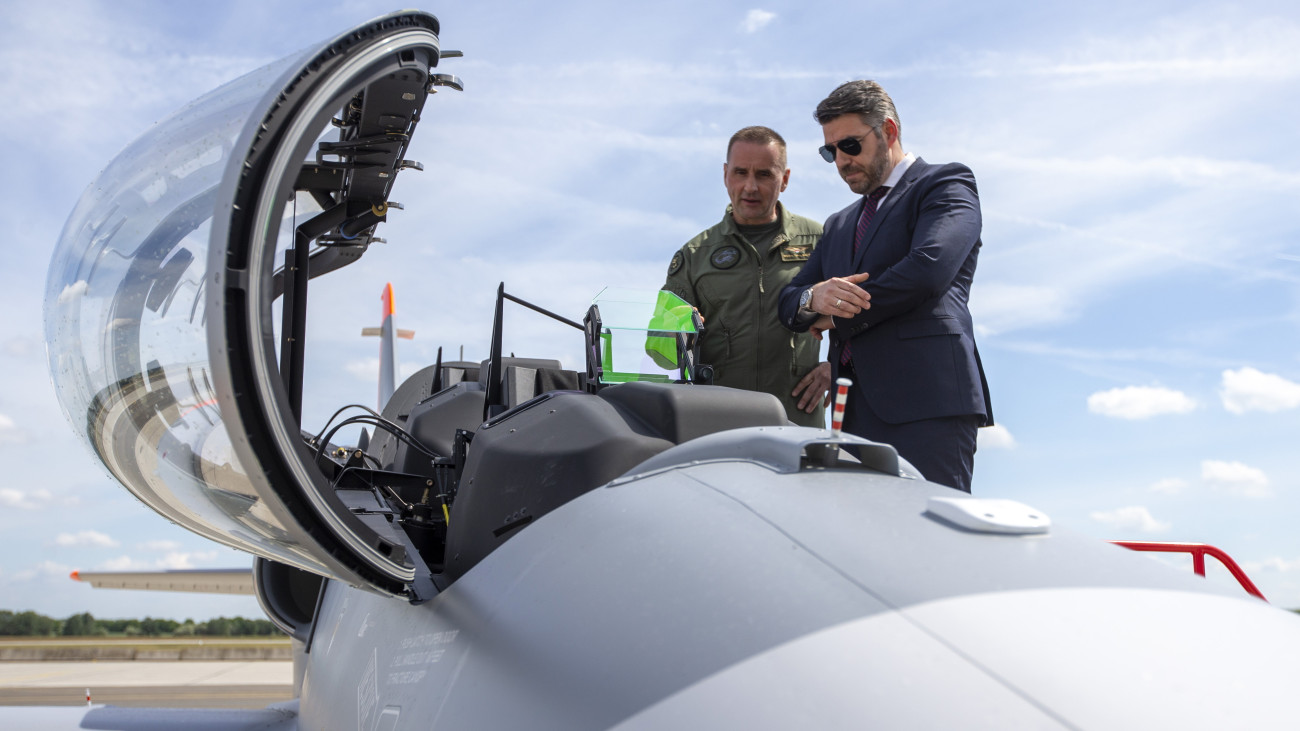 Kutnyánszky Zsolt, a Honvédelmi Minisztérium haderőfejlesztésért és védelempolitikáért felelős államtitkára (j) és Bali Tamás dandártábornok, az MH Összhaderőnemi Műveleti Parancsnokság parancsnokhelyettese az egyik L-39 Skyfox (korábbi jelöléssel L-39NG) harcászati kiképző-repülőgépnél az első L-39 Skyfox kiképző-repülőgépek fogadásán Kecskeméten, a Magyar Honvédség vitéz Szentgyörgyi Dezső 101. Repülődandár területén 2025. május 30-án.