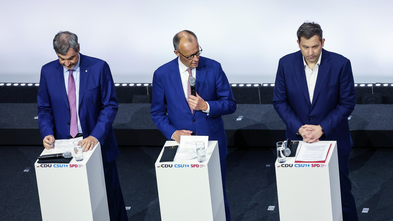 (B-j) Markus Söder bajor tartományi miniszterelnök, a Keresztényszociális Unió (CSU) vezetője, Friedrich Merz kancellárjelölt, a Kereszténydemokrata Unió (CDU) vezetője, valamint Lars Klingbeil és Saskia Esken, a Szociáldemokrata Párt (SPD) társelnökei a február 23-i előrehozott parlamenti választások után kidolgozott kormánykoalíciós megállapodás aláírási ünnepségén Berlinben 2025. május 5-én. A CDU/CSU és az SPD 18 tagú koalíciós kormánya május 6-án tesz hivatali esküt, amennyiben megkapja a parlament támogatását.