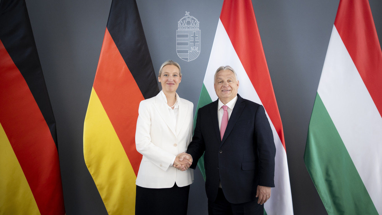 A Miniszterelnöki Kommunikációs Főosztály által közreadott Orbán Viktor miniszterelnök fogadja Alice Weidelt, az Alternatíva Németországért (AfD) párt társelnökét a Karmelita kolostorban 2025. május 30-án.