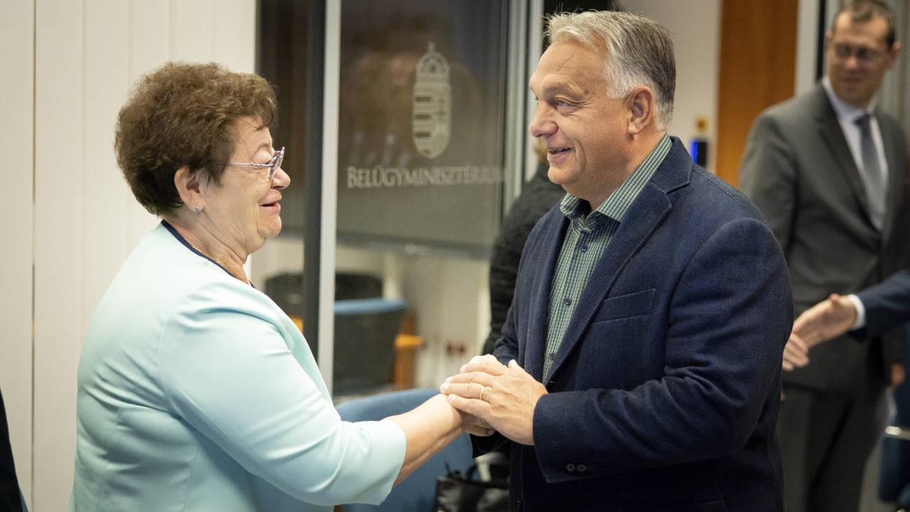 A Miniszterelnöki Sajtóiroda által közreadott képen Orbán Viktor miniszterelnök (j) és Müller Cecília országos tisztifőorvos az árvízvédelmi operatív törzs ülése előtt a Belügyminisztériumban, a Nemzeti Veszélyhelyzet-kezelési Központban 2024. szeptember 24-én.