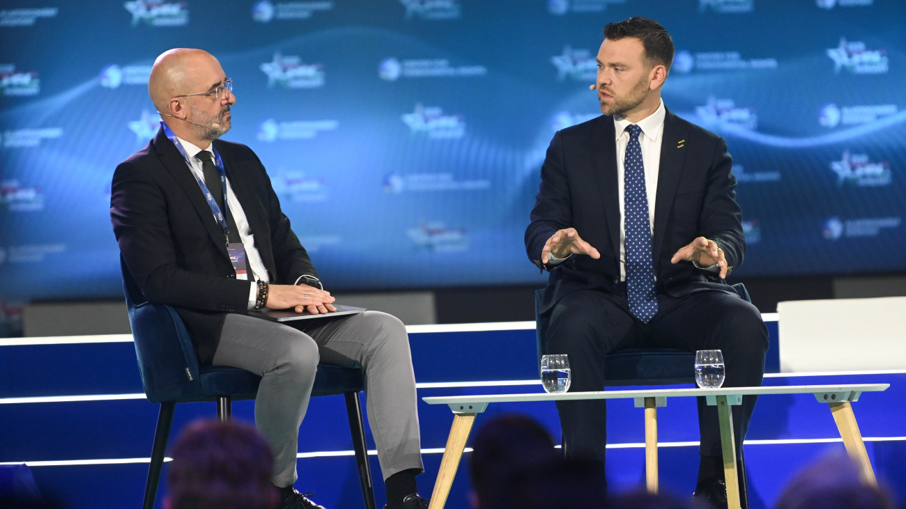 Kovács Zoltán, a Miniszterelnöki Kabinetiroda nemzetközi kommunikációért és kapcsolatokért felelős államtitkára (b) és Jack Posobiec influenszer, az Egyesült Államokban működő Human Events portál szerkesztője beszélget a kétnapos CPAC (Konzervatív Politikai Akció Konferencia) Hungary második napján a Budapest Kongresszusi Központban 2025. május 30-án.