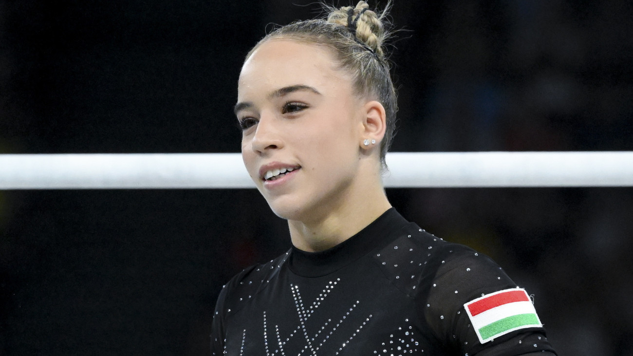 Czifra Bettina Lili felemáskorlát-gyakorlata után a 2024-es párizsi nyári olimpia női tornaversenyének összetett döntőjében a párizsi Bercy Arénában 2024. augusztus 1-jén.