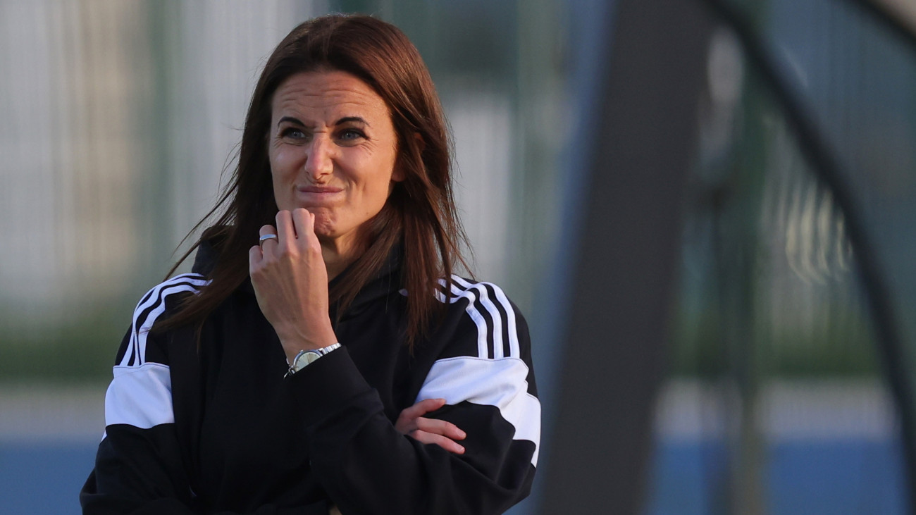 Szarvas Alexandra szövetségi kapitány a női labdarúgó Nemzetek Ligája B divíziójának ötödik fordulójában játszott Szerbia - Magyarország mérkőzésen Ópazován 2025. május 30-án.