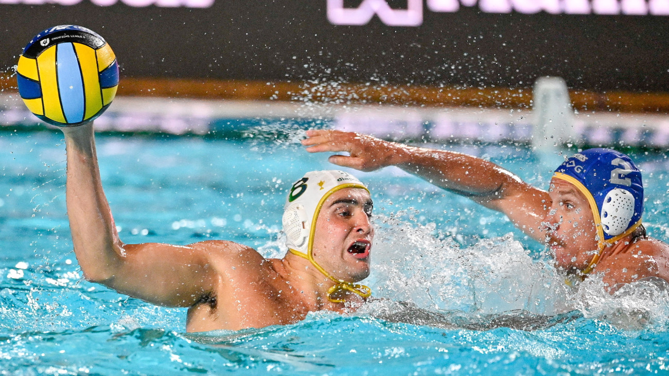 Sztilianósz Arjirópulosz Kanakákisz, a Ferencváros (b) és Angyal Dániel, a Marseille játékosa a férfi vízilabda Bajnokok Ligája elődöntőjében játszott FTC Telekom - CN Marseille mérkőzésen a máltai Gzirában 2025. május 30-án.