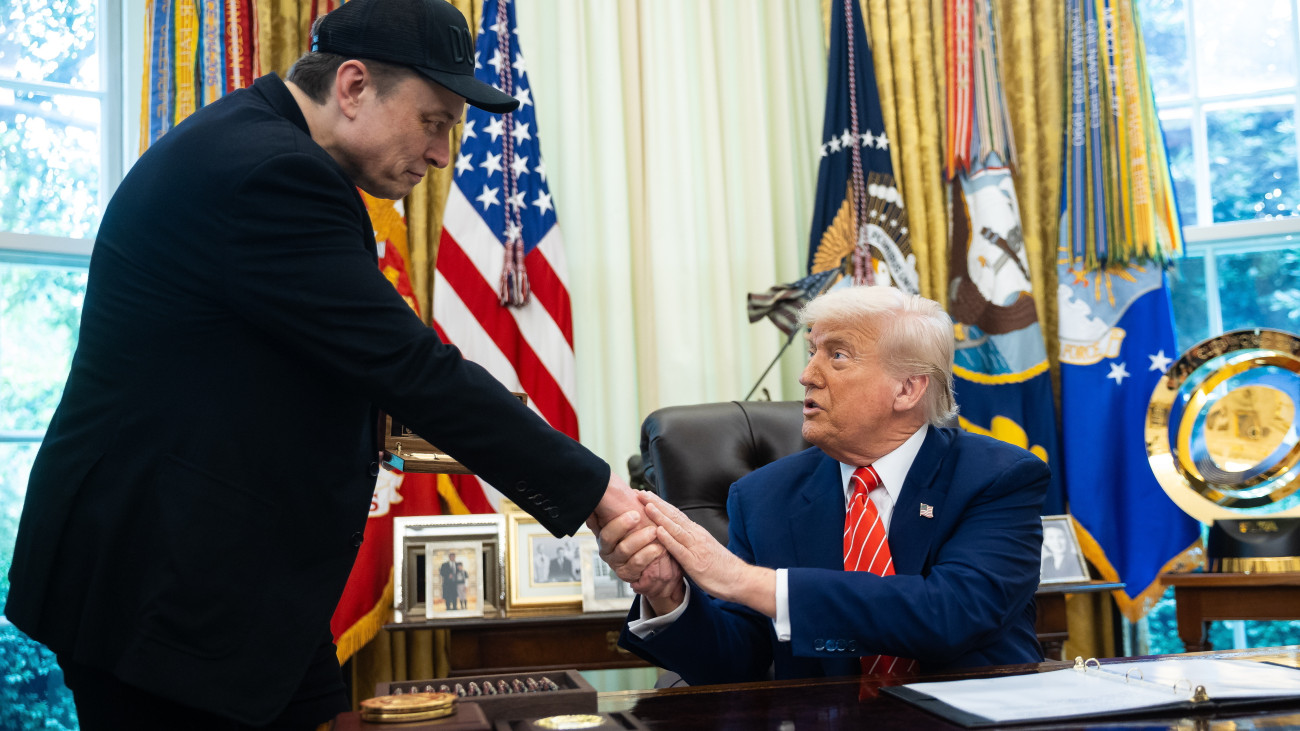 Donald Trump amerikai elnök (j) és Elon Musk milliárdos amerikai üzletember kezet fog 2025. május 30-án a washingtoni Fehér Ház Ovális irodájában tartott sajtótájékoztatójukon, amelyet abból az alkalomból tartottak, hogy Musk távozik a Kormányzati Hatékonysági Osztály (Department of Government Efficiency - DOGE) éléről. Az összesítések szerint a DOGE munkájának köszönhetően január 20-a óta 175 milliárd dollár (mintegy 65 ezer milliárd forint) megtakarítást értek el a szövetségi költségvetésben, többnyire kiadáscsökkentés formájában.