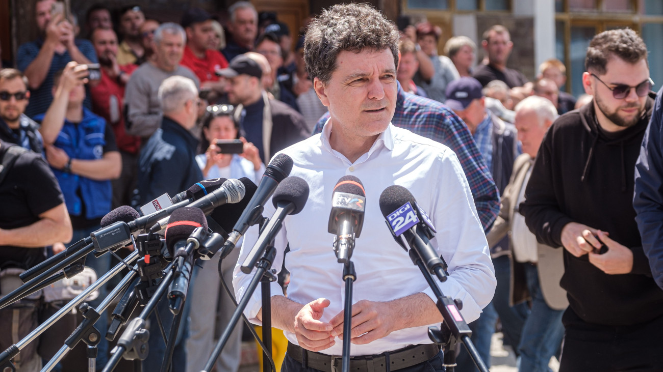 Nicusor Dan román államfő sajtótájékoztatót tart a parajdi sóbányát működtető Országos Sóipari Társaság (Salrom) székhelyének udvarán 2025. május 31-én, miután a helyszínen tájékozódott a víz által teljesen elöntött bánya katasztrófájának részleteiről.