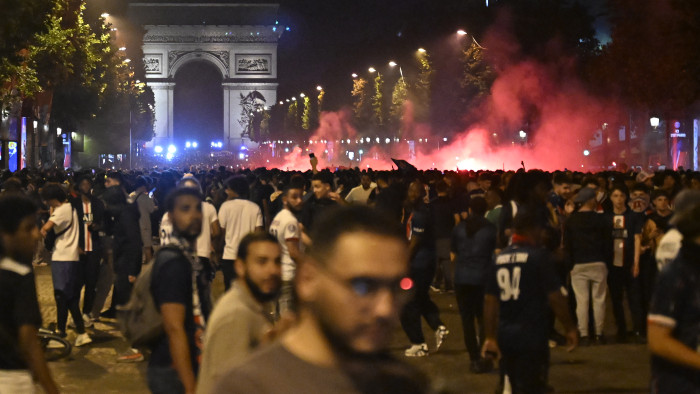 A PSG-t ünneplők közé hajtott egy autó és utcai rendbontások is voltak a BL-döntő után