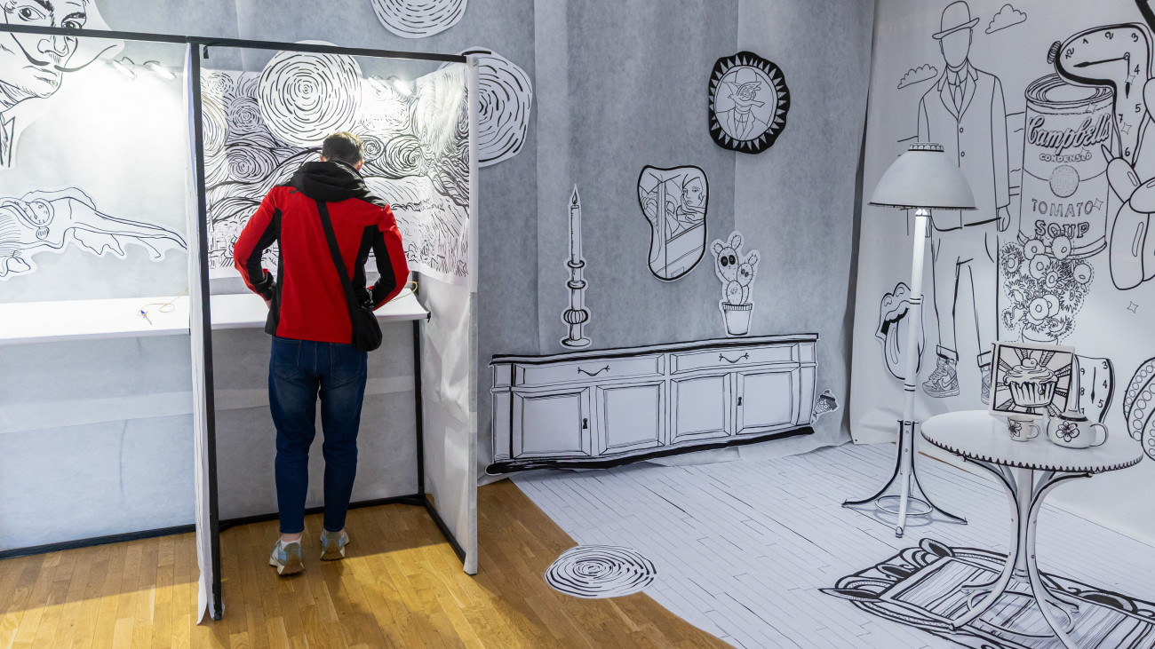 Férfi voksol egy szavazóhelyiségként használt művelődési házban a lengyelországi elnökválasztás napján, 2025. május 18-án Czerwonak településen.