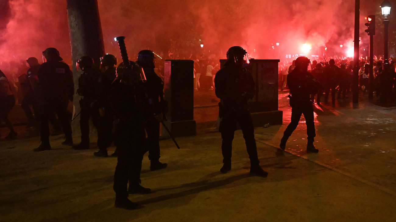 PARIS, FRANCE - MAY 31: Clashes break out between police and fans as supporters celebrate following Paris Saint-Germain defeated Inter Milan 5-0 in the UEFA Champions League football final match held in the Munich Football Arena, on May 31, 2025, in Paris, France. (Photo by Burak Akbulut/Anadolu via Getty Images)