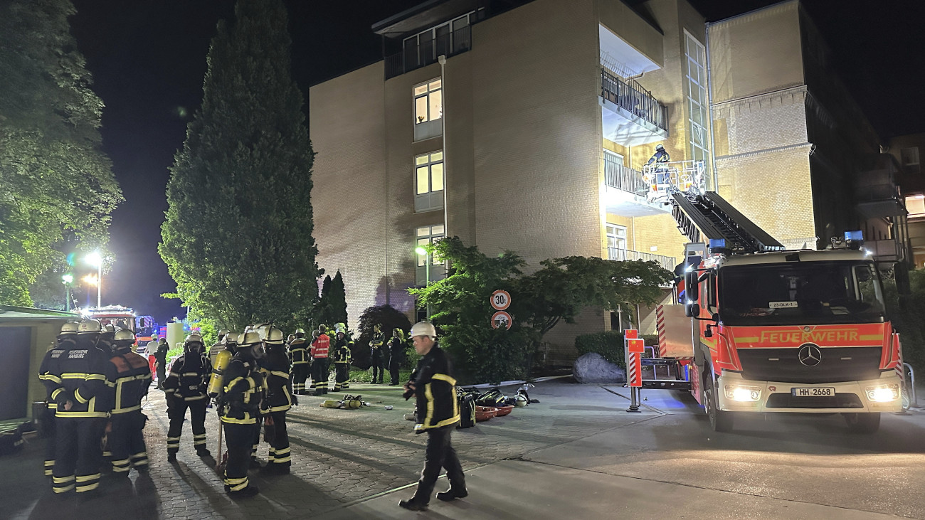 Tűzoltók a hamburgi Marienkrankenhaus kórháznál, miután tűz ütött ki az intézményben 2025. június elsején hajnalban. A tragédiában legkevesebb három ember életét vesztette, több, mint ötvenen megsebesültek. A tűz okát még vizsgálják.