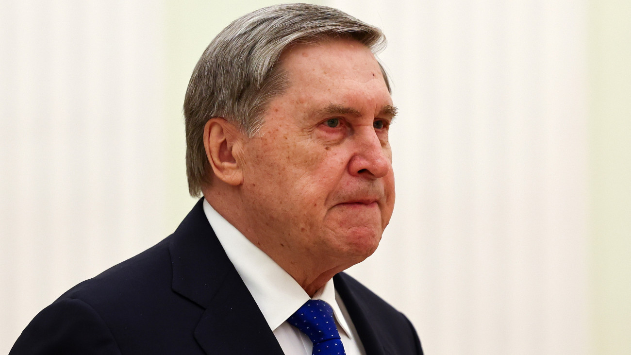 Jurij Usakov, az orosz elnök külügyi tanácsadója (j) a moszkvai Kremlben 2025. január 16-án.