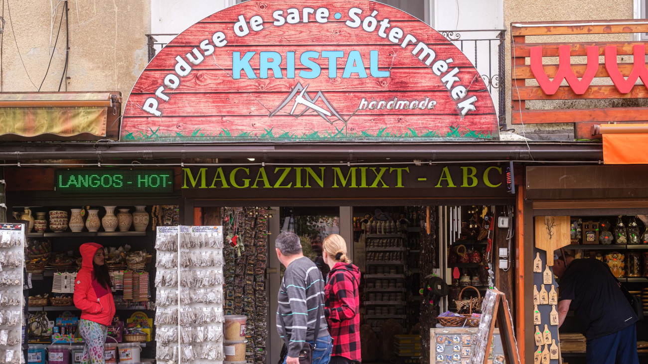 Sótermékeket árusító üzlet Parajdon 2025. május 30-án. Miután a Korond-pataknak a Só-szorosban lévő mederszakaszán kialakult víznyelőkbe ömlő víz teljesen feltöltötte a parajdi sóbánya tárnáit, a folyam visszatért a medrébe. Az előző napon fel kellett adni a föld alatti védekezést a sóbányánál, miután nem sikerült megóvni a beáramló víztől a létesítmény legújabb részlegét, a Telegdy-bányát.