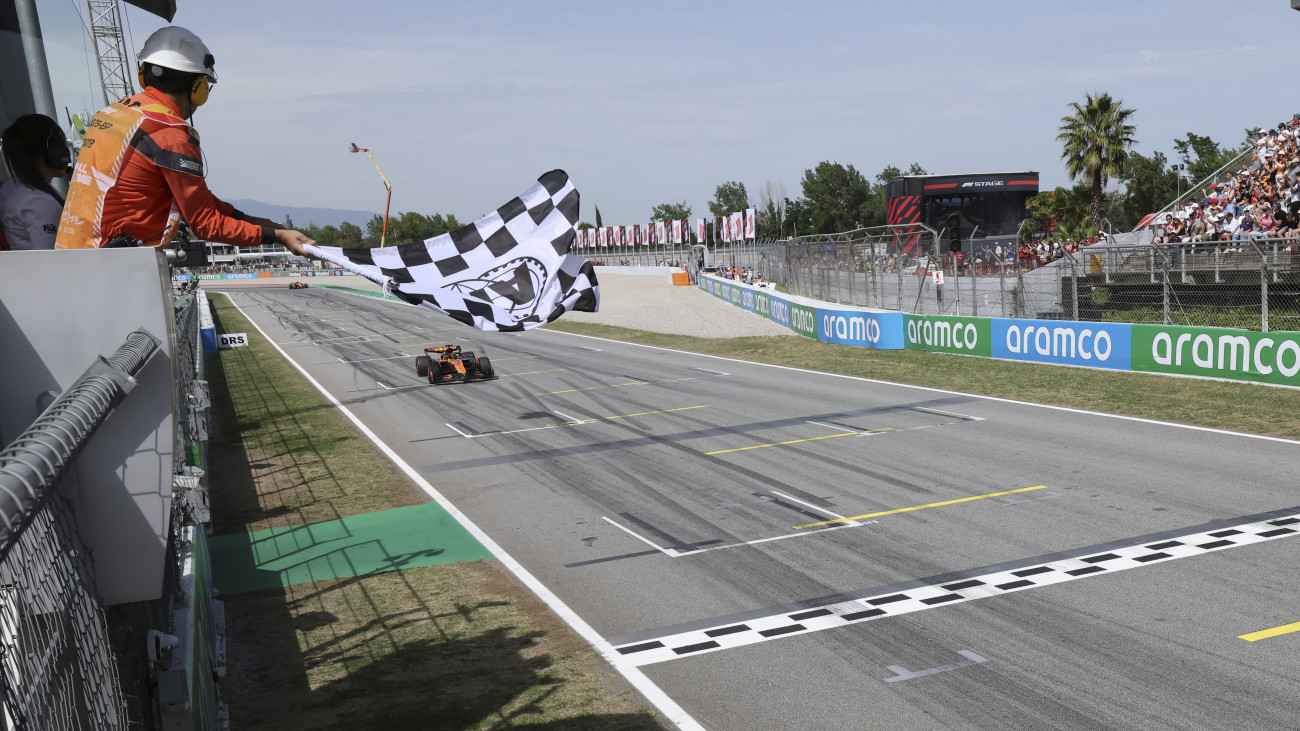 Oscar Piastri, a Mclaren ausztrál versenyzője megnyeri a Forma-1-es autós gyorsasági világbajnokság Spanyol Nagydíját a Barcelona melletti montmelói pályán 2025. június elsején.