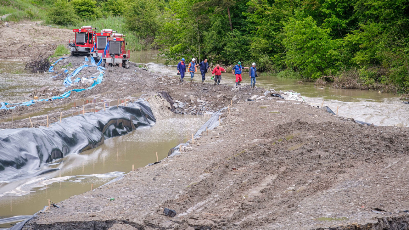 A parajdi sóbányát tulajdonló Salrom Rt munkatársai vizsgálják a korábbi víznyelőket 2025. május 30-án. Miután a Korond-pataknak a Só-szorosban lévő mederszakaszán kialakult víznyelőkbe ömlő víz teljesen feltöltötte a parajdi sóbánya tárnáit, a folyam visszatért a medrébe. Az előző napon fel kellett adni a föld alatti védekezést a sóbányánál, miután nem sikerült megóvni a beáramló víztől a létesítmény legújabb részlegét, a Telegdy-bányát.