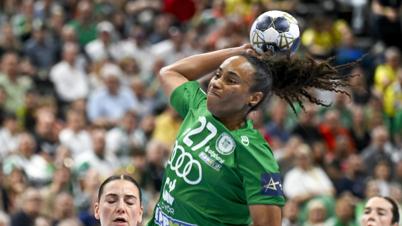 Estelle Veronique Nze Minko, a Győr játékosa kapura dob a női kézilabda Bajnokok Ligája döntőjében játszott Győri Audi ETO KC - Odense HB mérkőzésen az MVM Dome-ban 2025. június 1-jén.