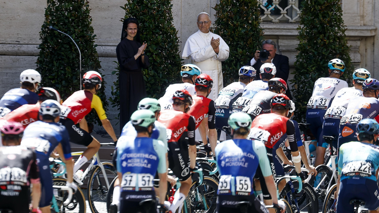 XIV. Leó pápa köszönti a versenyzőket a Giro dItalia olasz országúti kerékpáros körverseny 21., Róma és Róma közötti, 143 kilométeres szakaszának rajtja előtt 2025. június elsején.