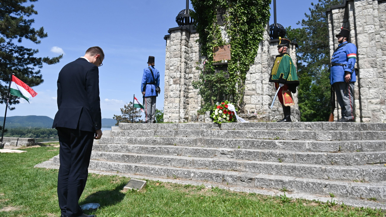 Rétvári Bence, a Belügyminisztérium parlamenti államtitkára koszorúz a Nemzeti összetartozás napja alkalmából rendezett megemlékezésen a zebegényi országzászló és hősi emlékműnél 2025. június 1-jén.