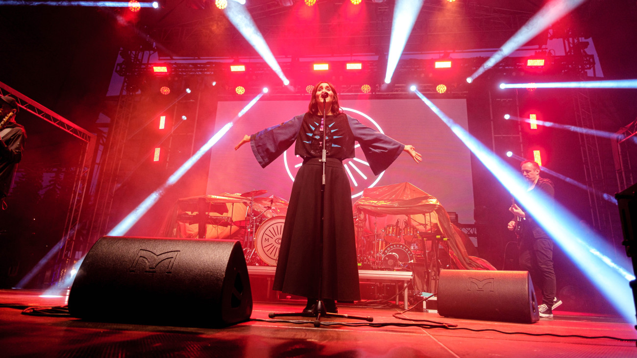 Bocskor Bíborka énekes a Magashegyi Underground zenekar koncertjén a 33. Bálványosi Nyári Szabadegyetem és Diáktáborban (Tusványos) az erdélyi Tusnádfürdőn 2024. július 24-én.