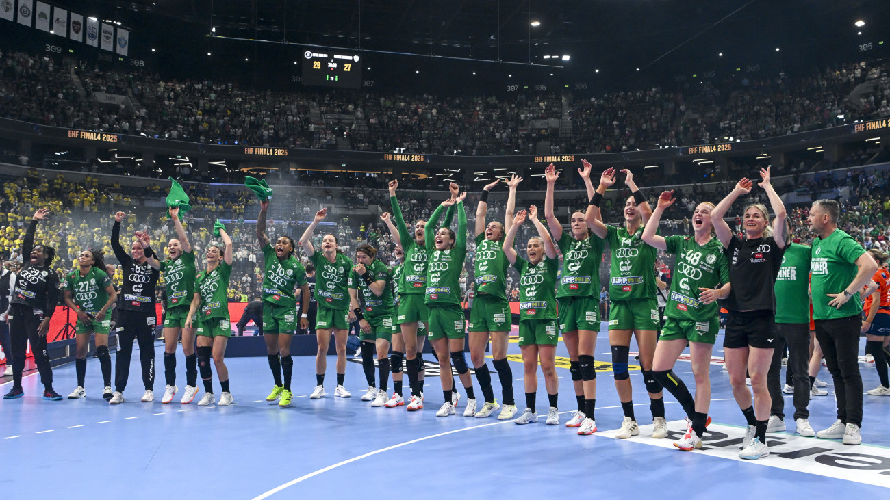 A Győr játékosai ünneplik győzelmüket a női kézilabda Bajnokok Ligája döntőjében játszott Győri Audi ETO KC - Odense HB mérkőzés után az MVM Dome-ban 2025. június 1-jén. A Győr megvédte címét és hetedszer nyerte meg a női kézilabda Bajnokok Ligáját, miután 29-27-re legyőzte a dán csapatot.