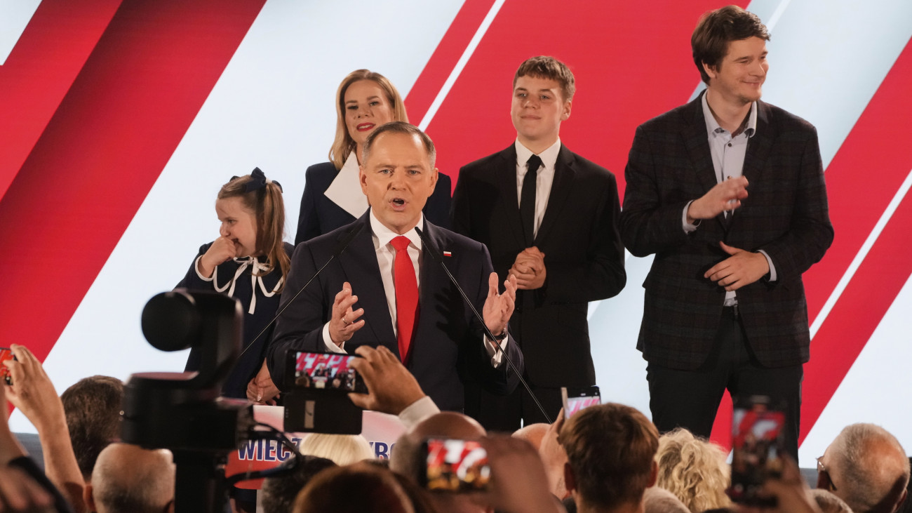 A lengyel ellenzéki Jog és Igazságosság (PiS) párt támogatásával induló elnökjelölt, Karol Nawrocki történész, a lengyel Nemzeti Emlékezet Intézete elnöke (k) beszél támogatóihoz az elnökválasztás második fordulóját követő eredményvárón Varsóban 2025. június elsején.