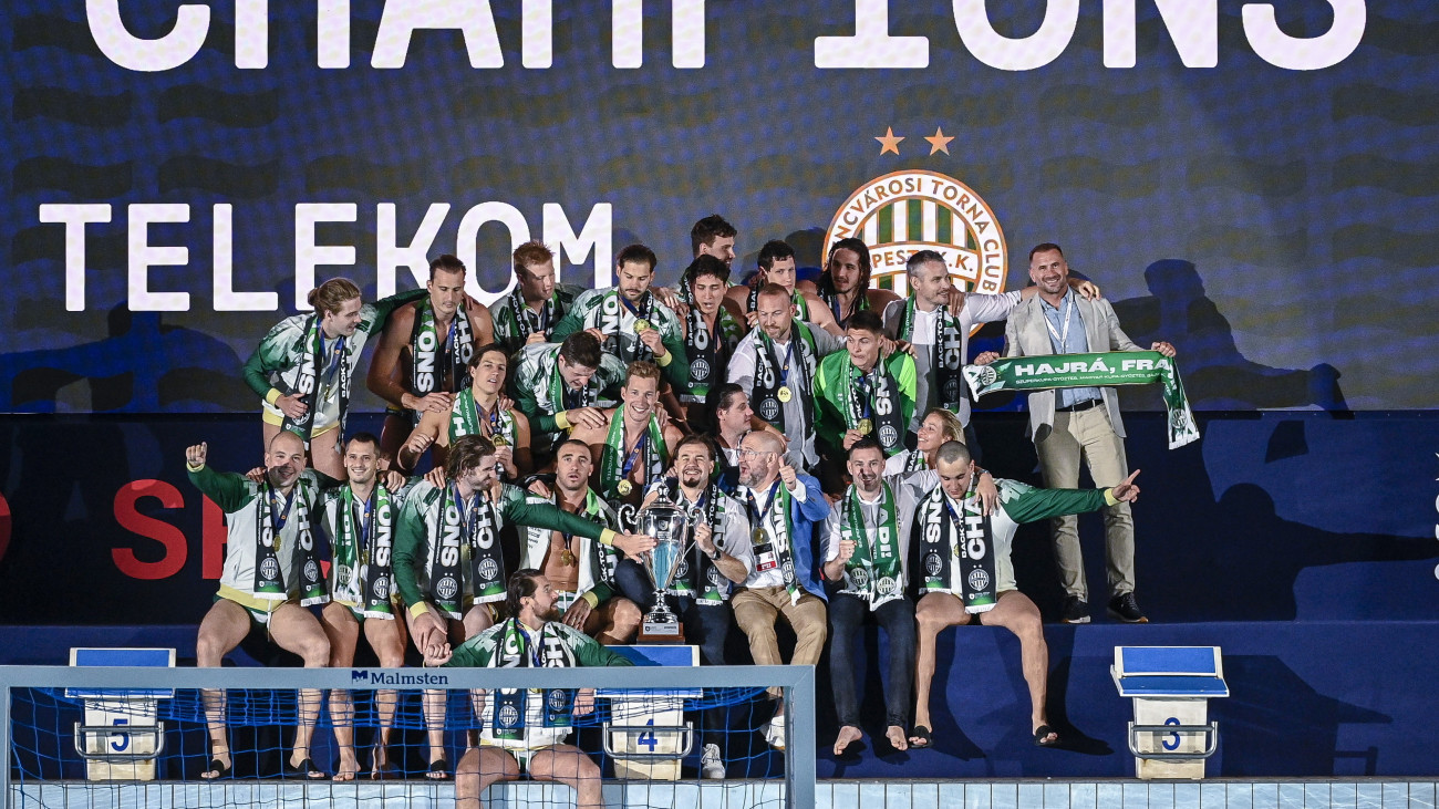 Az aranyérmes FTC-Telekom Waterpolo játékosai a férfi vízilabda Bajnokok Ligája négyes döntőjének eredményhirdetésén a máltai Gzirában 2025. június 1-jén. A címvédő FTC-Telekom 13-11-re legyőzte a szerb Novi Beograd csapatát a négyes döntő fináléjában.