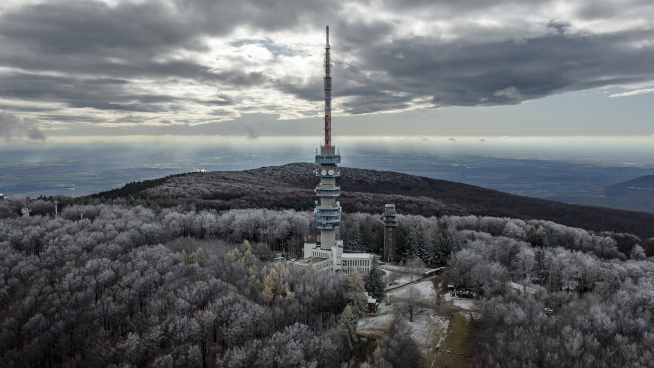 Kékestető, 2023. november 12.A drónnal készült képen havas fák Kékestetőn a szezon első hóesése után 2023. november 12-én.