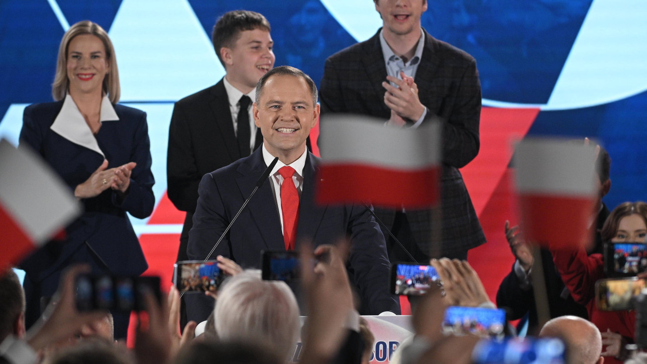 A lengyel ellenzéki Jog és Igazságosság (PiS) párt támogatásával induló elnökjelölt, Karol Nawrocki történész, a lengyel Nemzeti Emlékezet Intézete elnöke beszél támogatóihoz az elnökválasztás második fordulóját követő eredményvárón Varsóban 2025. június elsején.