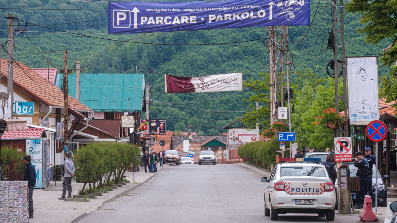 A parajdi Bánya utca, ahol turisták tömege szokott lenni, 2025. május 30-án. Miután a Korond-pataknak a Só-szorosban lévő mederszakaszán kialakult víznyelőkbe ömlő víz teljesen feltöltötte a parajdi sóbánya tárnáit, a folyam visszatért a medrébe. Az előző napon fel kellett adni a föld alatti védekezést a sóbányánál, miután nem sikerült megóvni a beáramló víztől a létesítmény legújabb részlegét, a Telegdy-bányát.