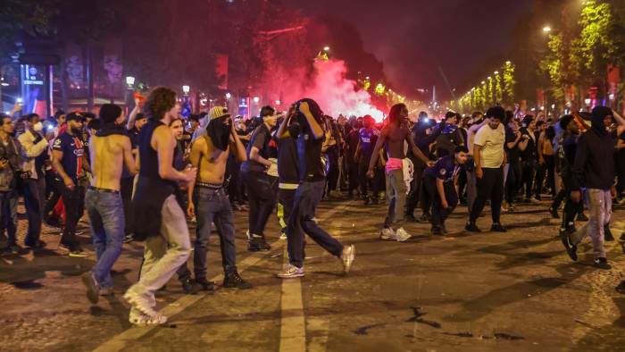 Hétfő hajnalig tartott a káosz, félezer előállítás a PSG győzelme után – videók