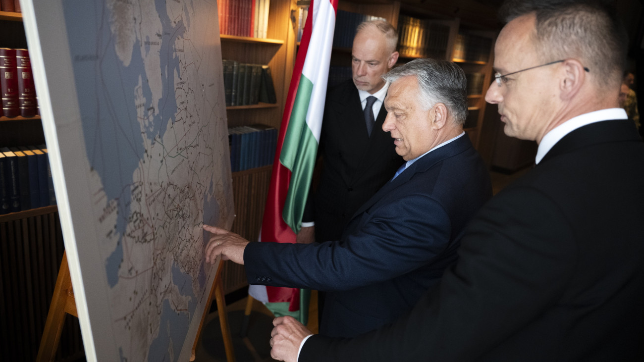 A Miniszterelnöki Kommunikációs Főosztály által közreadott képen Orbán Viktor miniszterelnök (k), Szalay-Bobrovniczky Kristóf honvédelmi miniszter (b) és Szijjártó Péter külgazdasági és külügyminiszter a Védelmi Tanács ülésén a Karmelita kolostorban 2025. május 13-án.