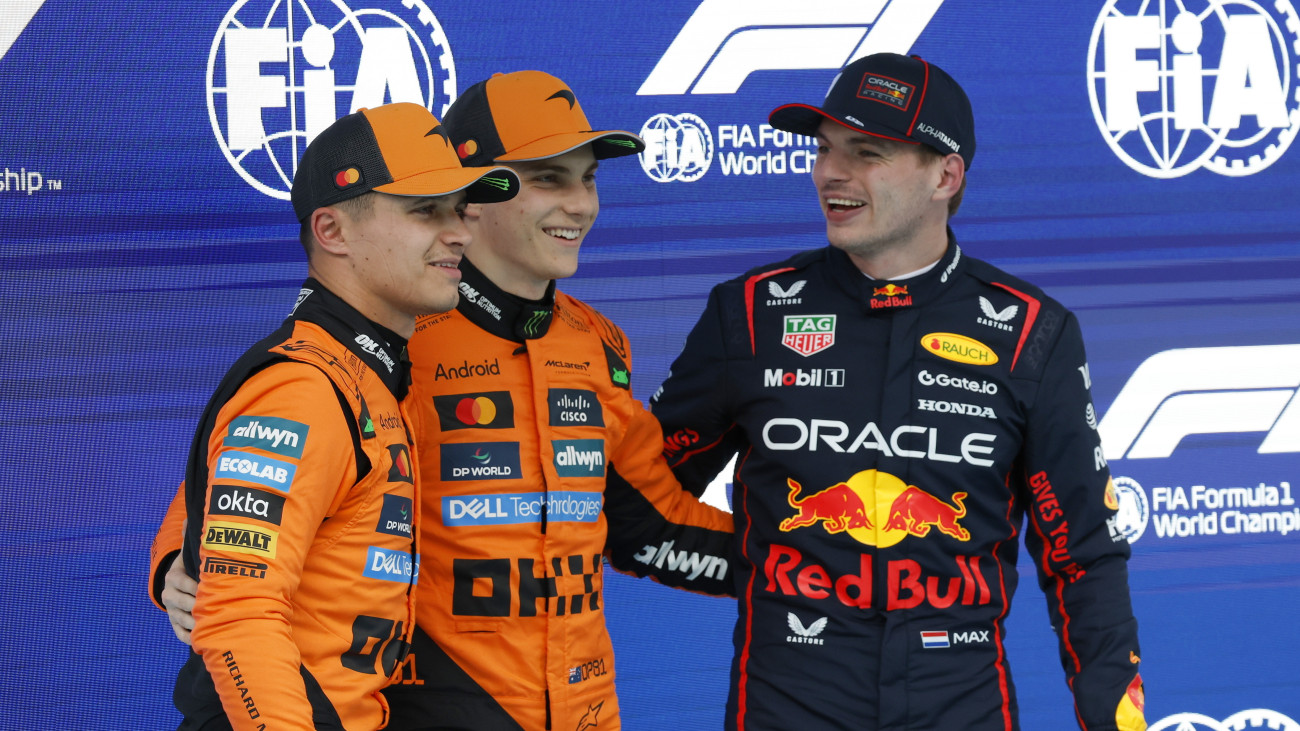 A második helyezett Lando Norris, a McLaren brit versenyzője, győztes ausztrál csapattársa, Oscar Piastri és a harmadik helyezett Max Verstappen, a Red Bull holland versenyzője (b-j) ünnepel a Forma-1-es autós gyorsasági világbajnokság Spanyol Nagydíjának időmérő edzése után a Barcelona melletti montmelói pályán 2025. május 31-én. A futamot június elsején rendezik.