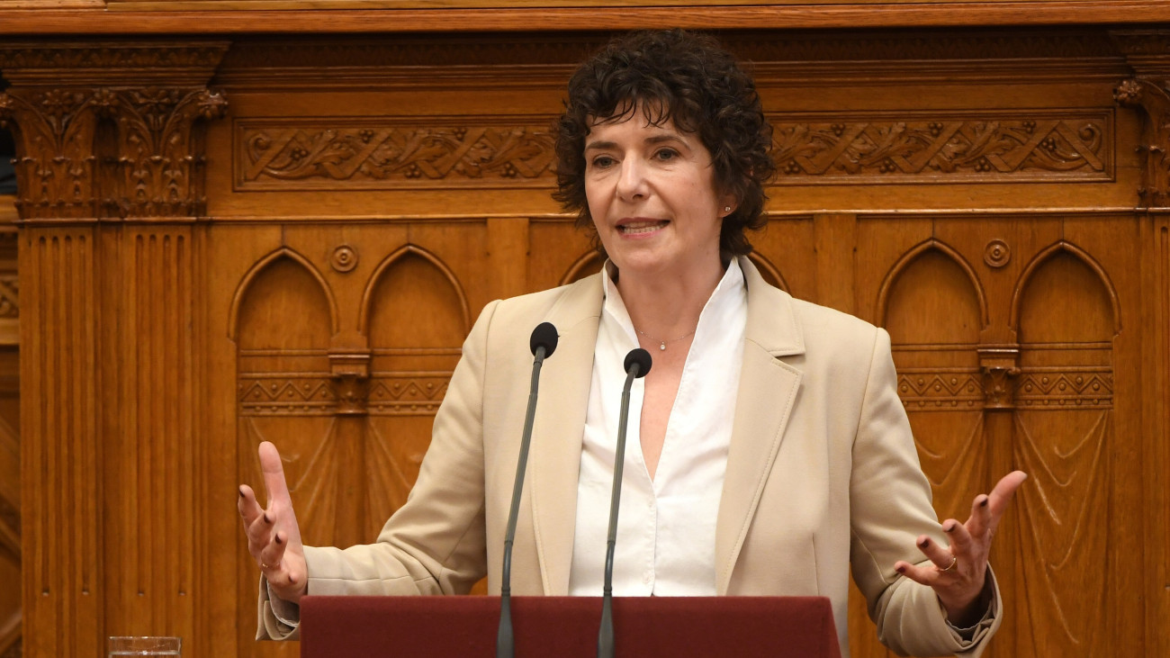 Budapest, 2025. május 20. Dobrev Klára, a Demokratikus Koalíció európai parlamenti képviselője felszólal a közélet átláthatóságáról szóló törvényjavaslat általános vitájában az Országgyűlés plenáris ülésén 2025. május 20-án. MTI/Kovács Attila