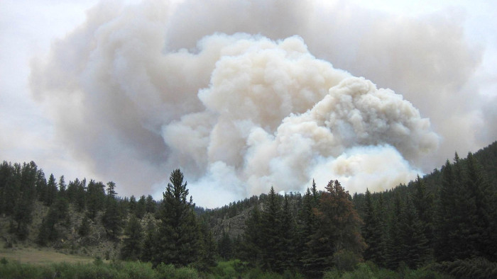 Ég a szemét nagy területen Tura térségében - két vízsugárral kezdték oltani