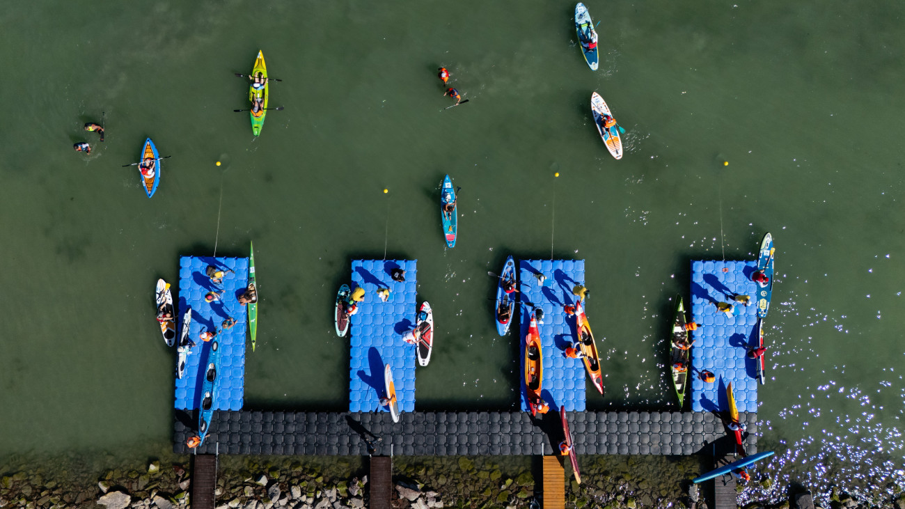 A drónnal készült felvételen résztvevők kezdik meg a Hervis Balaton-átevezés 8 kilométeres távját Zamárdiban 2024. július 27-én.