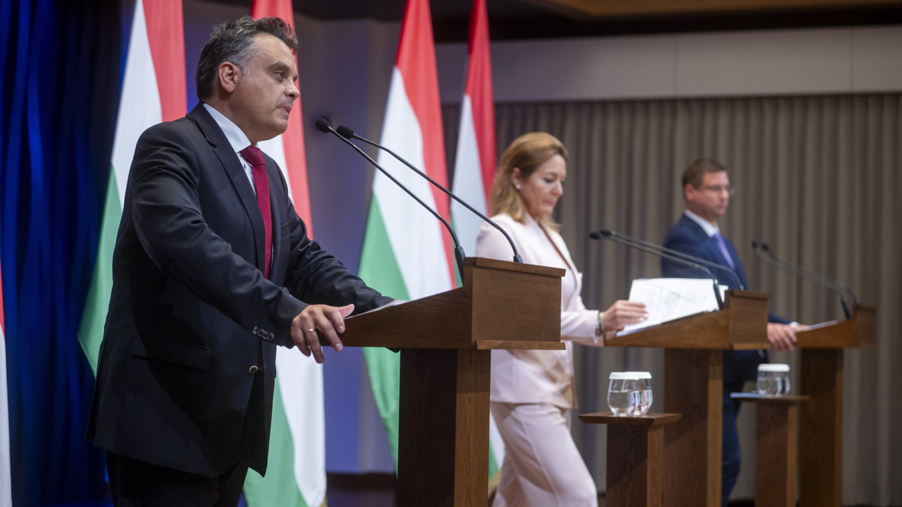 Latorcai Csaba, a Közigazgatási és Területfejlesztési Minisztérium parlamenti államtitkára, Vitályos Eszter kormányszóvivő és Gulyás Gergely, a Miniszterelnökséget vezető miniszter (b-j) a Kormányinfó sajtótájékoztatón Budapesten, a Karmelita kolostorban 2025. június 4-én.