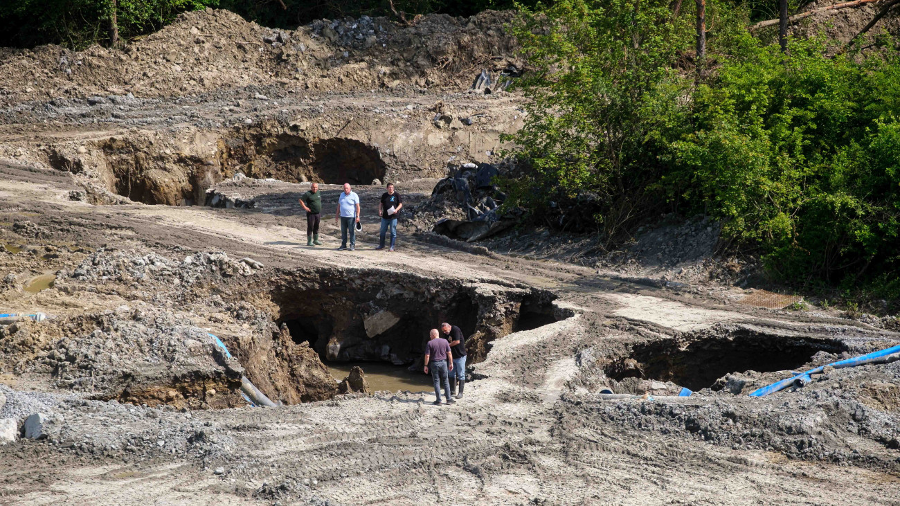 Szakemberek szemlélik a víz okozta krátereket Parajdon 2025. június 2-án. A román állami tulajdonban lévő Országos Sóipari Társaság (Salrom) által működtetett parajdi sóbányába közel egy het tört be ismét a felette folyó Korond-patak vize. Az áradat néhány nap alatt teljesen elöntötte a bánya valamennyi részlegét, a légúti betegségek kezelésére és látogatók fogadására kialakított turisztikai szintet és a legújabb, Telegdy-bányát is. A hatóságuk elrendelték 45 környékbeli ház lakóinak evakuálását.