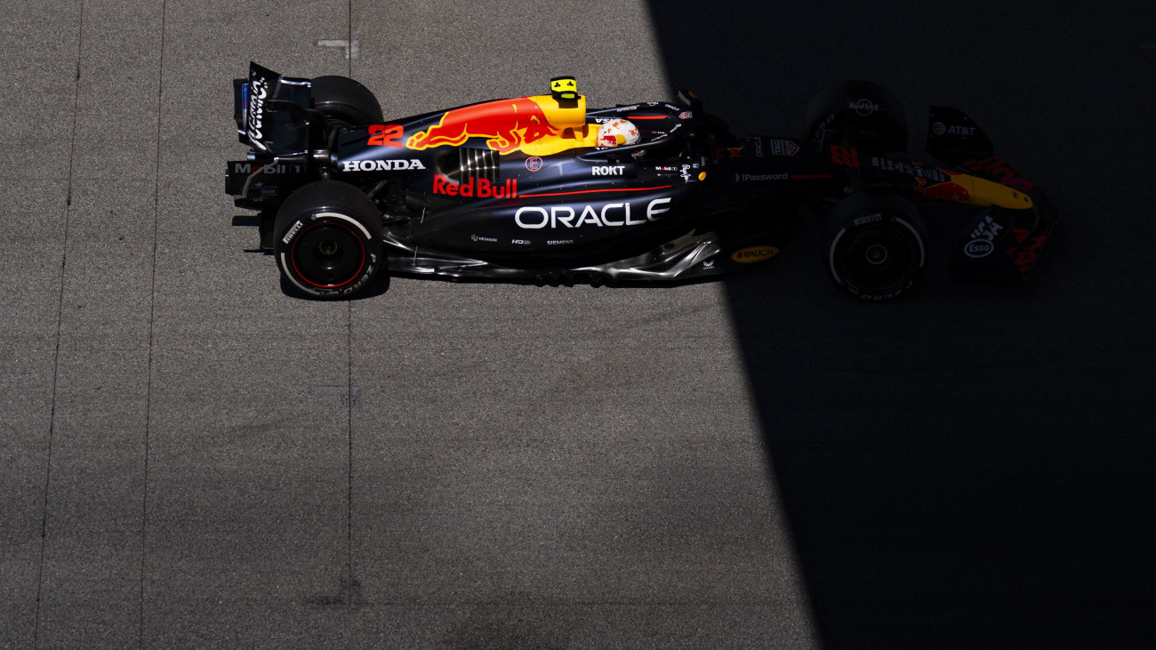 Cunoda Juki, a Red Bull japán versenyzője a Forma-1-es autós gyorsasági világbajnokság Spanyol Nagydíjának első szabadedzésén a Barcelona melletti montmelói pályán 2025. május 30-án. A futamot június elsején rendezik.