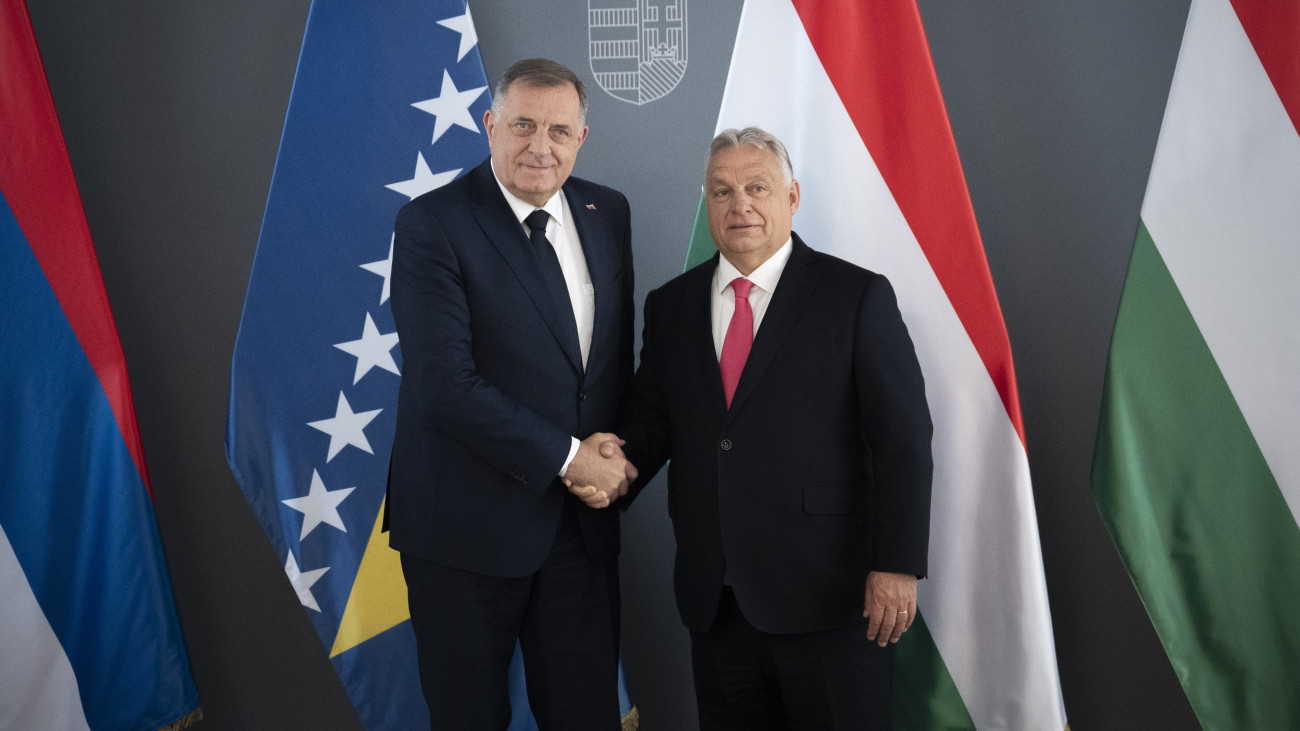 A Miniszterelnöki Kommunikációs Főosztály közreadott képen Orbán Viktor miniszterelnök (j) fogadja Milorad Dodikot, a boszniai Szerb Köztársaság elnökét a Karmelita kolostorban 2025. június 5-én.