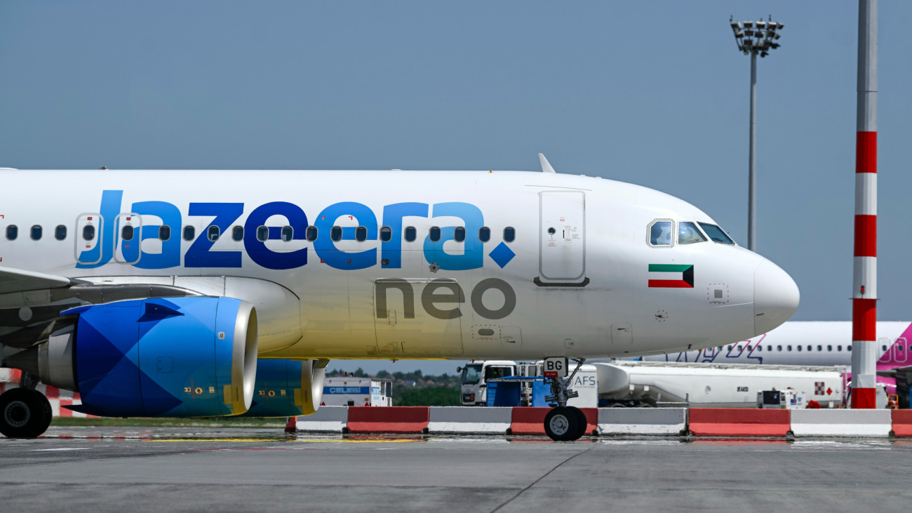 A Jazeera Airways első menetrendszerinti Kuvaitváros-Budapest járata megérkezésékor a Liszt Ferenc Nemzetközi Repülőtéren 2025. június 5-én. Közvetlen légijárat indult a két főváros között, a Jazeera Airways járata heti kétszer közlekedik.