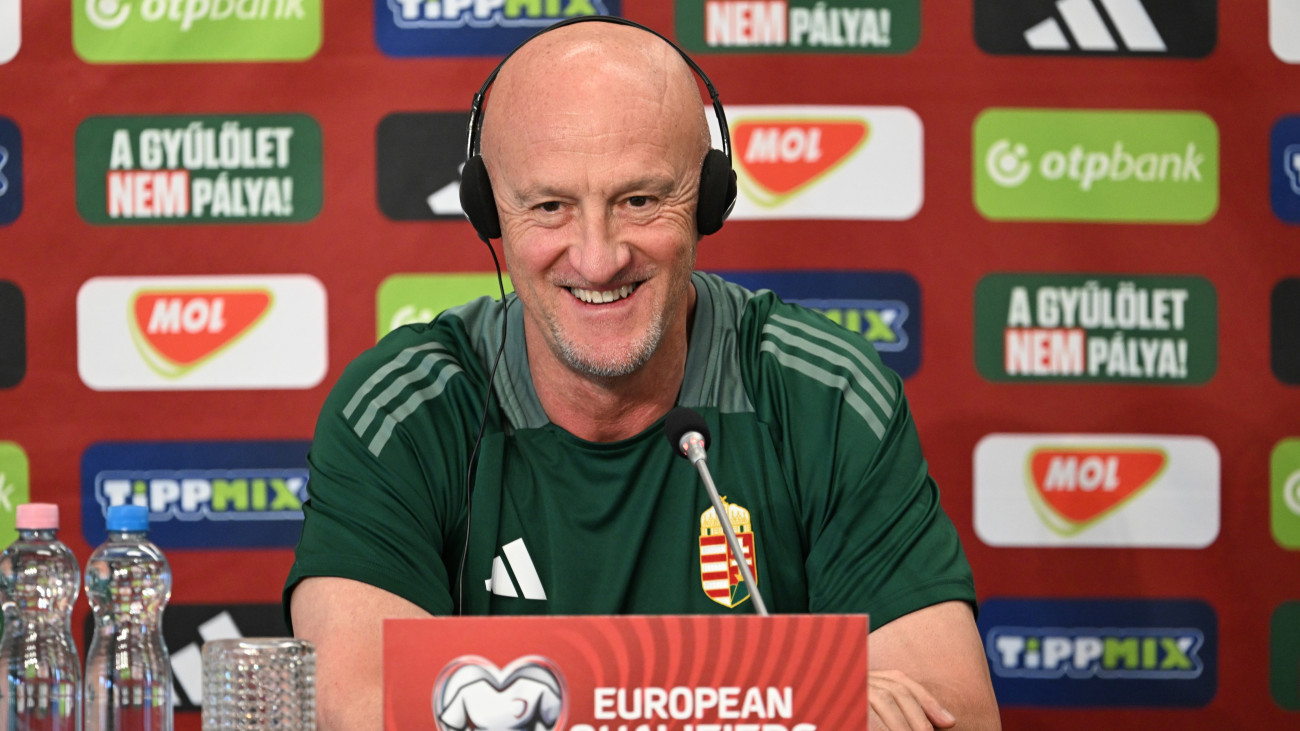 Marco Rossi szövetségi kapitány a magyar labdarúgó-válogatott sajtótájékoztatóján az MLSZ Telki Edzőközpontjában 2025. június 5-én. A magyar csapat június 6-án Svédország válogatottját fogadja a Puskás Arénában, négy nappal később pedig Azerbajdzsán együttese ellen Bakuban lép pályára.