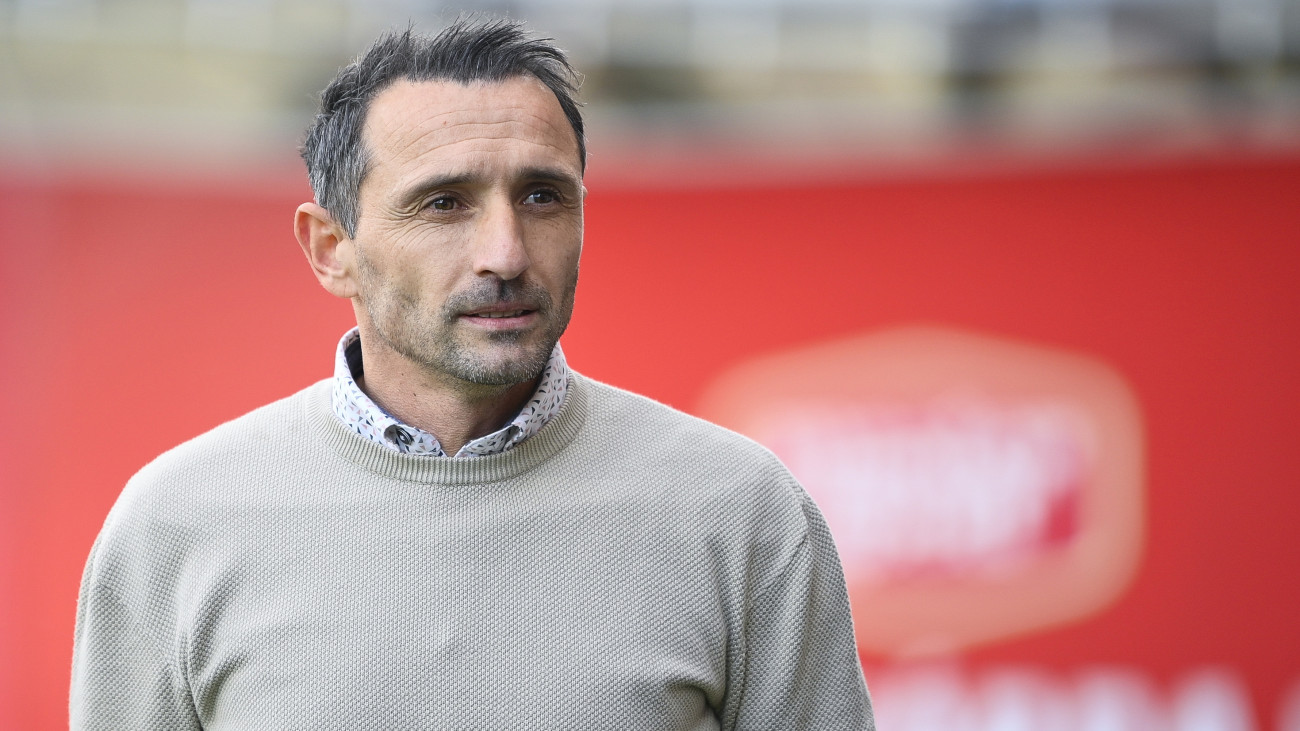 Erős Gábor, a Kazincbarcika vezetőedzője a Merkantil Bank Liga NB II. 30., utolsó fordulójában játszott Kisvárda Master Good - Kolorcity Kazincbarcika SC mérkőzésen a kisvárdai Várkerti Stadionban 2025. május 25-én.