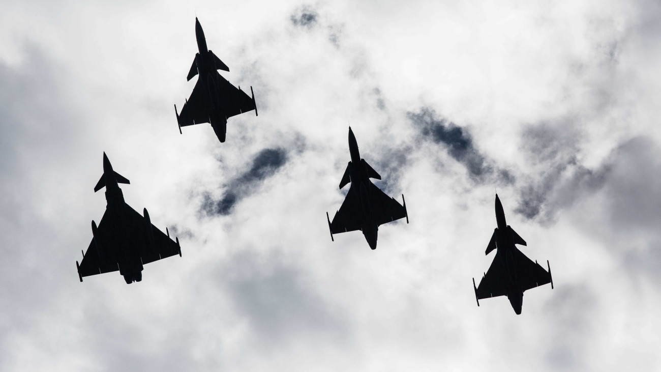 Kecskemét, 2018. augusztus 7.A brit védelmi minisztérium által 2018. augusztus 7-én közreadott képen a Brit Királyi Légierő, a RAF Eurofighter Typhoon típusú (b) és a Magyar Légierő JAS-39 Gripen típusú vadászbombázói együtt repülnek egy közös gyakorlatozáson a kecskeméti légitámaszpont felett július 30-án. A RAF skóciai Lossiemouth-ban működő bázisának állományához tartozó Typhoon vadászgépek jelenleg Romániában állomásoznak a brit légierő áprilisban kezdődött Biloxi fedőnevű hadművelete keretében, amely a NATO dél-európai szárnyának légtérvédelmi feladataiban vállal részt. (MTI/EPA/Brit védelmi minisztérium/Robert Bourne)