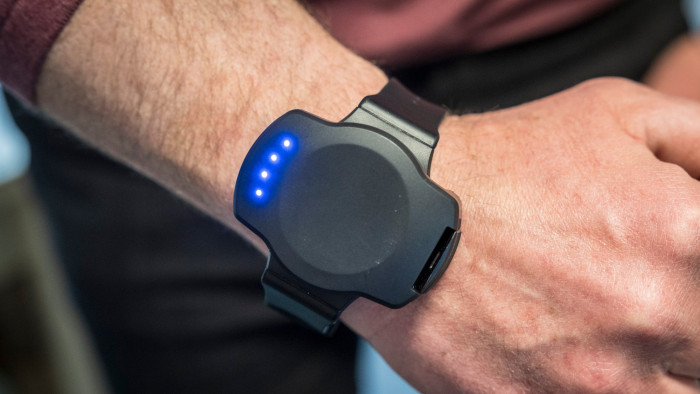 Újított a rendőrség: nyomkövetős lábbilincs helyett okosóra – képek