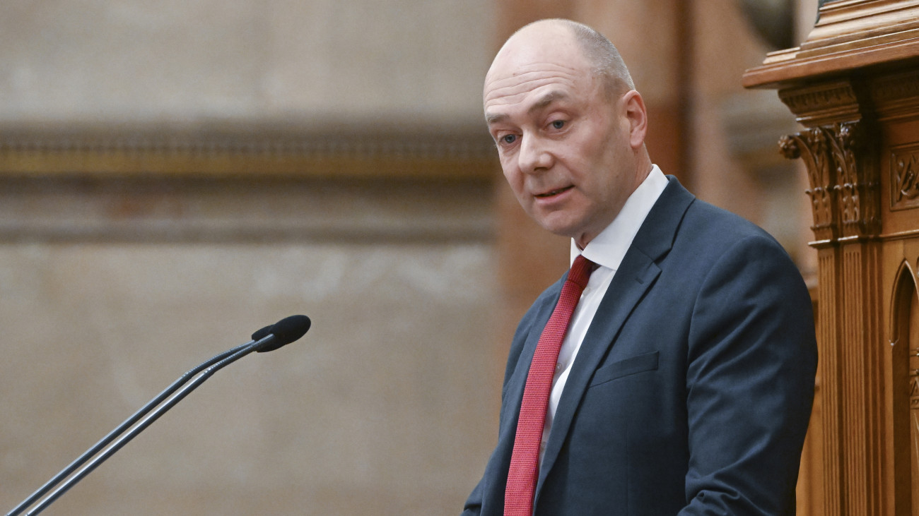 Kozma Ákos, az alapvető jogok biztosa tartja beszámolóját az alapvető jogok biztosának és helyetteseinek 2023 tevékenységéről, az Országgyűlés plenáris ülésén 2024. december 2-án.