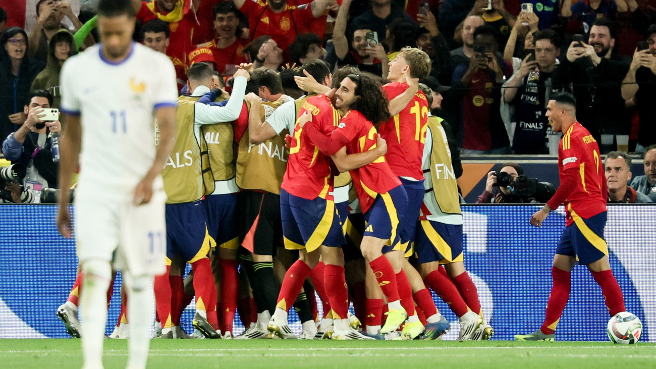 A spanyol játékosok a negyedik góljukat ünneplik a labdarúgó Nemzetek Ligája elődöntőjének Spanyolország-Franciaország mérkőzésén Stuttgartban 2025. június 5-én.