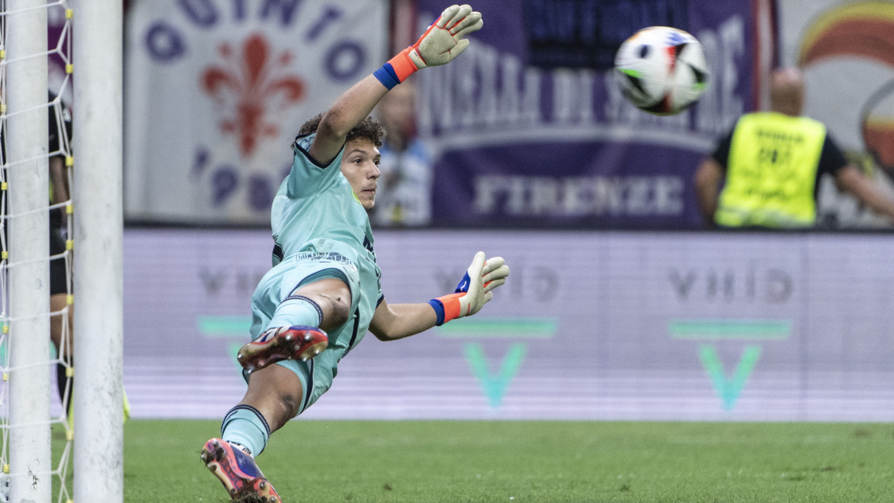 Pécsi Ármin, a Puskás kapusa a labdarúgó Konferencia-liga selejtezőjének 4., utolsó fordulójában játszott Puskás Akadémia - Fiorentina mérkőzésen a felcsúti Pancho Arénában 2024. augusztus 29-én. A Puskás Akadémia az idegenbeli 3-3 után otthonában 1-1-re végzett, majd tizenegyespárbajban 5-4-re kikapott, így kiesett.
