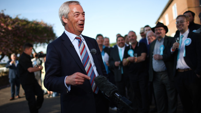 Burkabotrány: kitört a belháború Nigel Farage pártjában