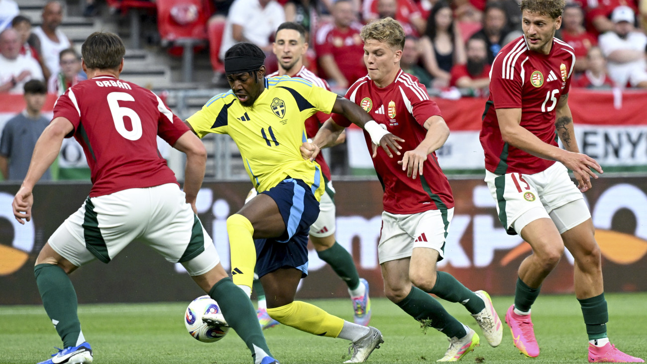 Willi Orbán (b), Schäfer András (j2) és Dárdai Márton (j), valamint a svéd Anthony Elanga (b2) a Magyarország - Svédország barátságos labdarúgó-mérkőzésen a Puskás Arénában 2025. június 6-án.
